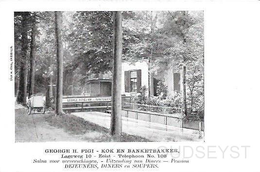 Het Slot en omgeving0001, Lageweg. 1900.jpg - Midden 19e eeuw vestigde Ludwig Traugott Wünsche, een uit Saksen afkomstig lid van de Broedergemeente, zich als koek- en banketbakker in het pand 'de Schippershoek' aan de Lageweg in Zeist. Deze zaak kwam in 1902 in handen van George H. Figi, een banketbakker van Zwitserse origine. In 1909 vestigde George H. Figi zich op het Rond tot 1917, toen werd het bedrijf overgenomen door familie Ruys. Op deze plek staat nu Appartementencomplex “De Weverij” sinds 2001. Opname van 1902.